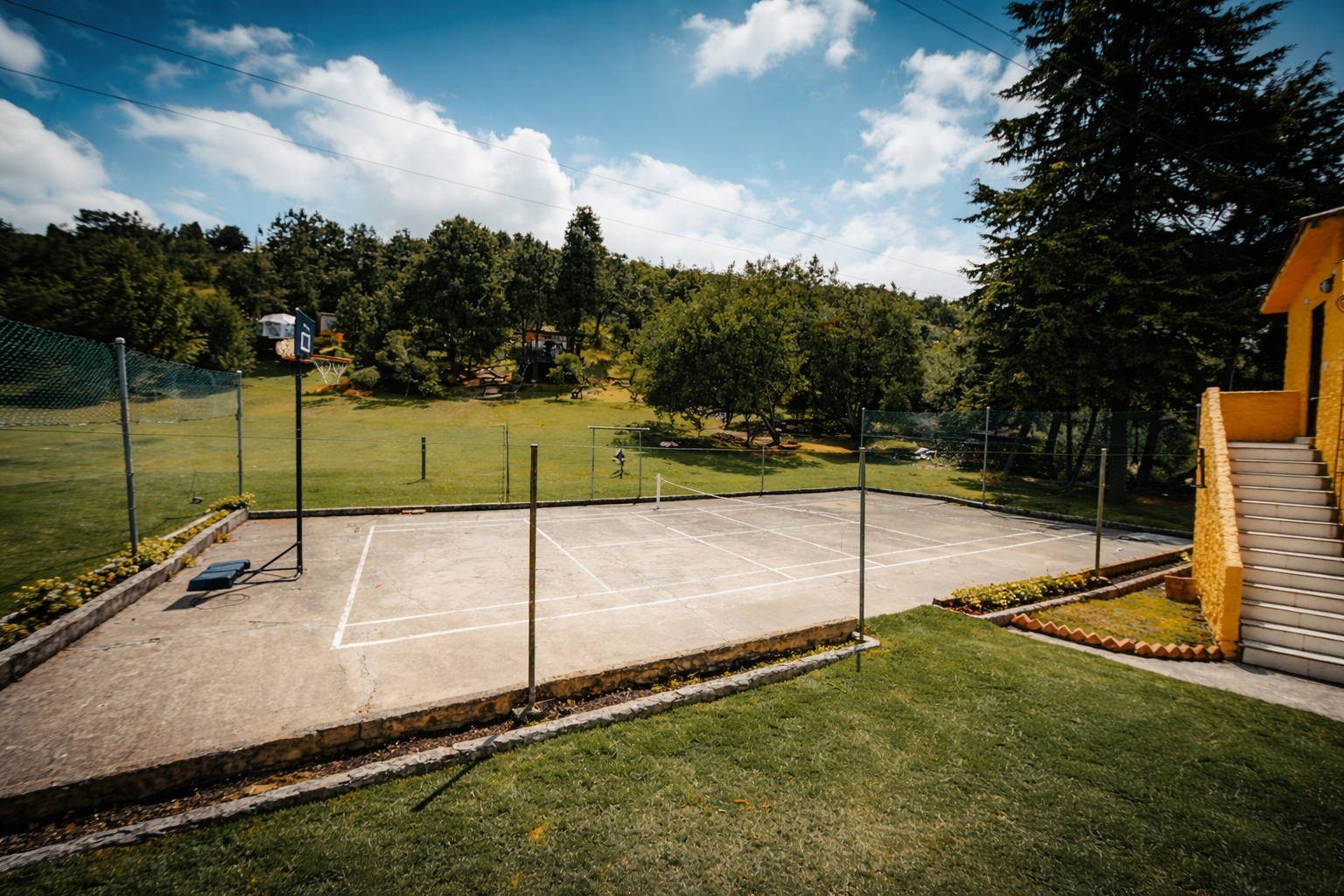 Cancha y zonas abiertas