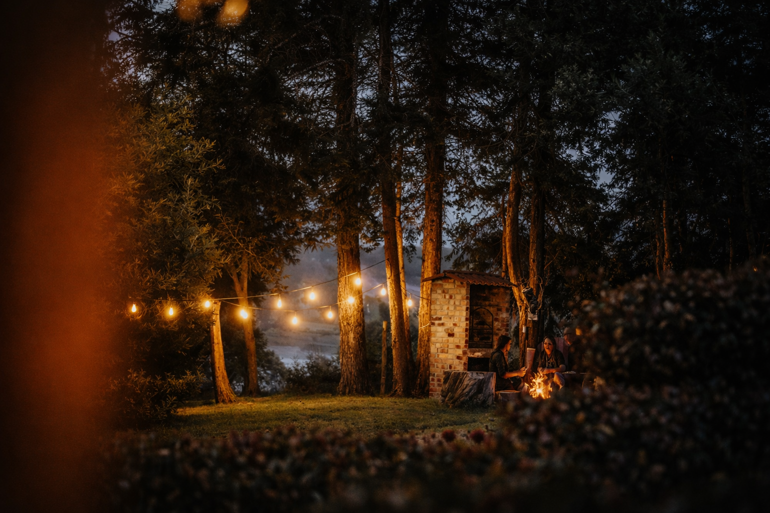 Ambiente nocturno en la zona de fogata de Alma de Campo